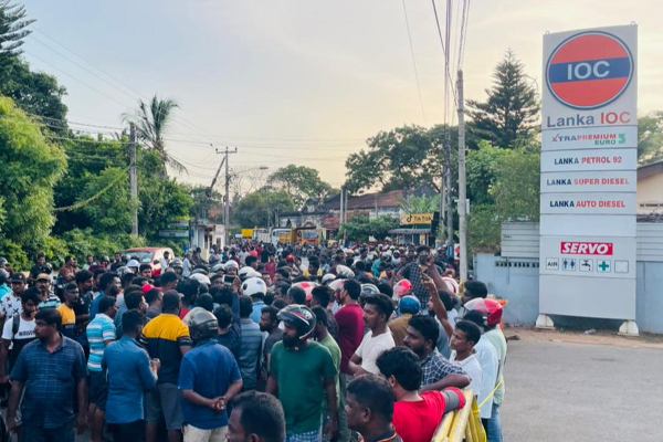 ஐ.ஓ.சி எரிபொருள்  நிரப்பு நிலைய உரிமையாளர் மீது தாக்குதல்! | Attack On Ioc Fuel Station Owner