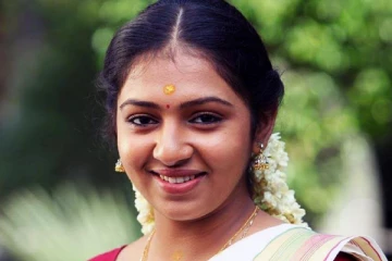 நடிகை லட்சுமி மேனனா இது? அடையாளம் தெரியாமல் மாறிய ஆச்சரியம்!