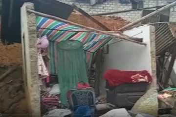 வீடொன்றின் மீது சரிந்து விழுந்த பாரிய மண்திட்டு: குழந்தை உட்பட மூவர் வைத்தியசாலையில் (PHOTO)