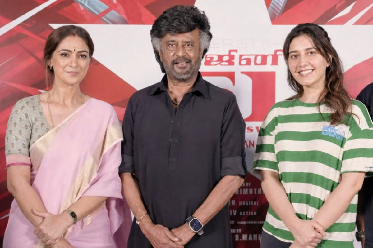 தர்மனுடன் செல்ஃபி எடுத்த நடிகை ஸ்ரேயா.. படத்தில் நடிக்கிறாரா? வெளிவந்த புகைப்படம் | Shriya Selfie With Rajinikanth In Dharman Shooting