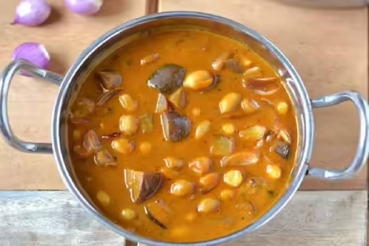 நாவூரும் சுவையில் உருளைக்கிழங்கு வேர்க்கடலை குழம்பு... பண்ணலாமா? | Potato Peanut Kara Kuzhambu Recipe In Tamil