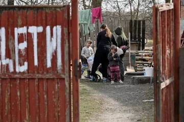 தலைமுடியை வெட்டி தங்கள் அழகை குறைத்து காட்டும் உக்ரைன் பெண்கள்! அதிரவைக்கும் காரணம்