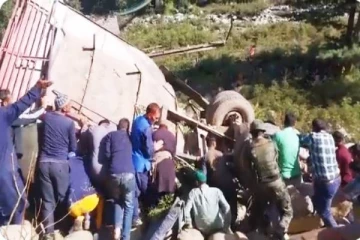 பள்ளத்தாக்கில் பேருந்து கவிழ்ந்த விபத்து - 12 பேர் உயிரிழப்பு