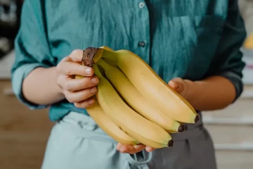 வாழைப்பழத்தை எப்போதும் இந்த உணவுகளோடு சேத்து சாப்பிடவே கூடாதாம்