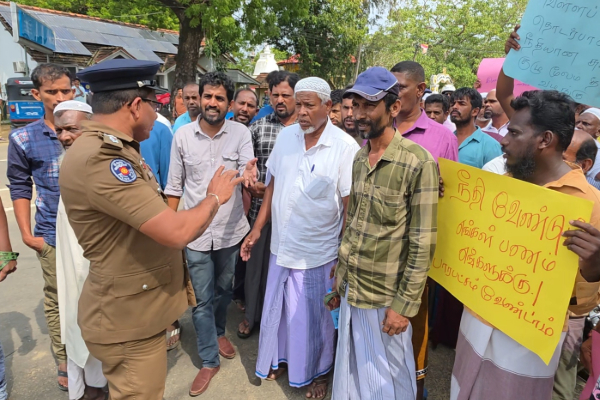 வெள்ள அனர்த்த நிவாரண நிதி விவகாரம் போராட்டத்தில் குதித்த மூதூர் மக்கள் | Flood Disaster Relief Fund Issue