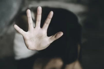 சிறுமிக்கு பாலியல் வன்கொடுமை..புகாரளிக்க வந்த பெற்றோரை தாக்கிய போலீஸ் - பகீர் சம்பவம்!