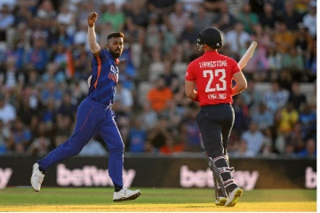 முதல் டி20 போட்டி.. ஹெல்மேட்டில் கேமராவுடன் வந்த வீரர்.. ஹர்திக் பாண்டியாவின் வேகத்தில் வீழ்ந்த இங்கிலாந்து அணி!