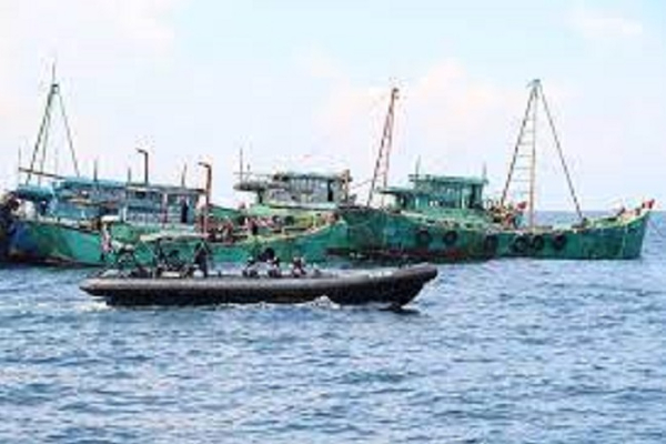 இந்திய இழுவை படகுகளை விரட்டும் சிறப்பு நடவடிக்கையில் சிறிலங்கா படையினர்! | Sri Lanka India Fisher Man Navy Trinco Mullaitivu