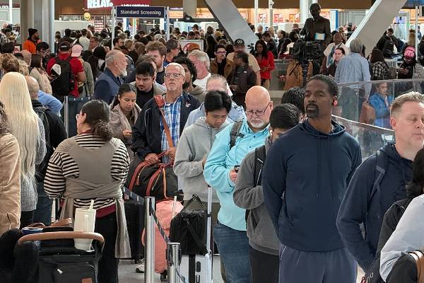 அமெரிக்க விமான நிலையங்கள் அதிரடி முடிவு... ரத்தாகும் ஆயிரக்கணக்கான சேவைகள் | Us Airports To Cut Thousands Of Flights அமெரிக்க விமான நிலையங்கள் அதிரடி முடிவு... ரத்தாகும் ஆயிரக்கணக்கான சேவைகள் | Us Airports To Cut Thousands Of Flights