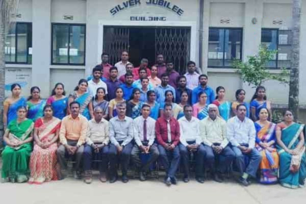 ஒரே நேரத்தில் 8 அதிபர்கள் ஓய்வு! | 8 Principals Retired At The Same Time