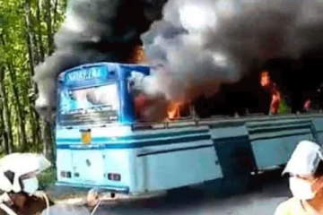 මාරාන්තික අනතුරෙන් ගමක් ඇවිස්සෙයි... බස් රථයක් ගිනි තියයි..විස්තර