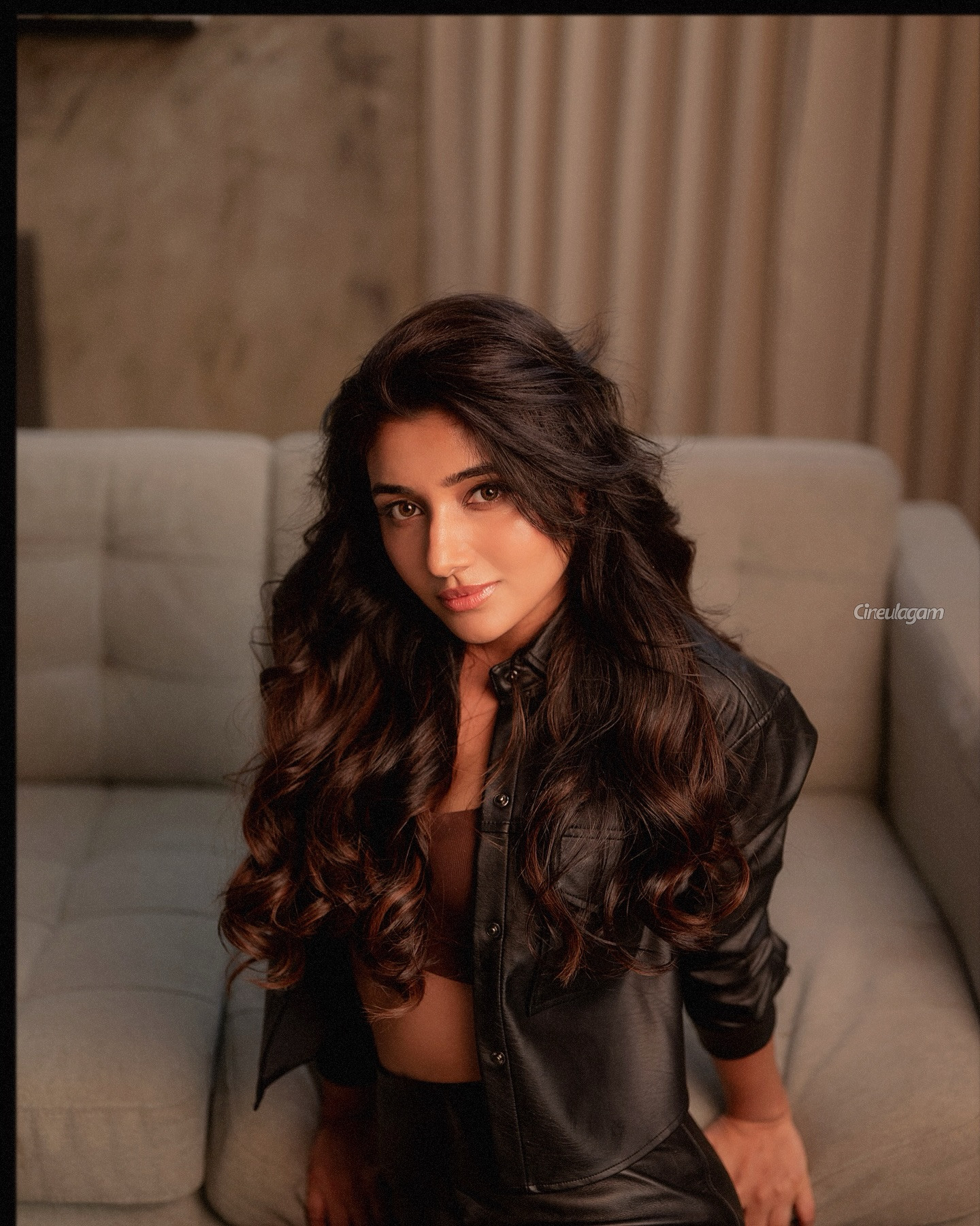 ஷார்ட் உடையில் செம ஹாட் போஸ் கொடுத்த மிர்னா மேனன் 5 Gallery