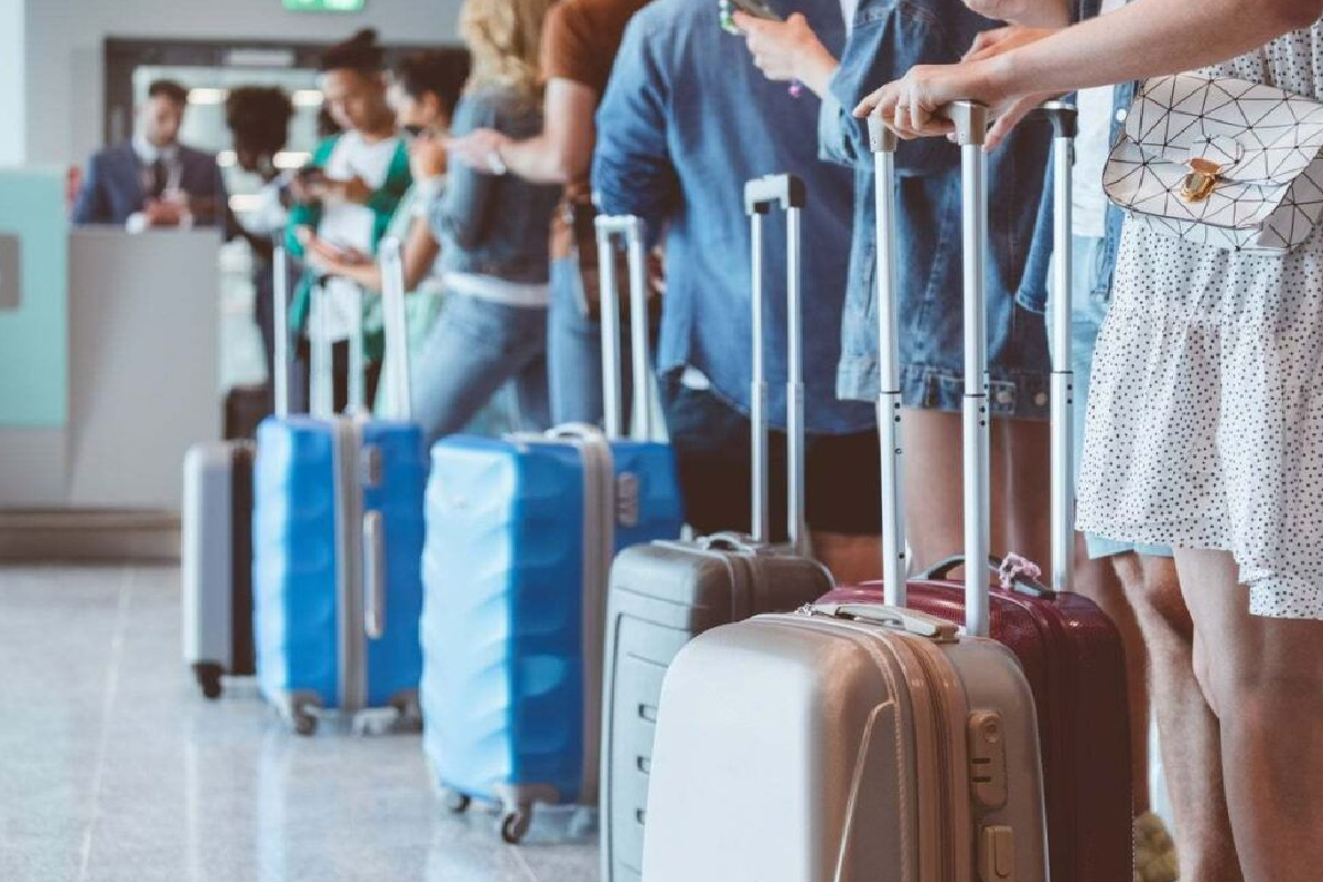 பயணப் பொதியில் வந்த பொருள்; விமான நிலையத்தில் இருவர் அதிரடியாக கைது | Drugs Found In Luggage Two Arrested At Airport