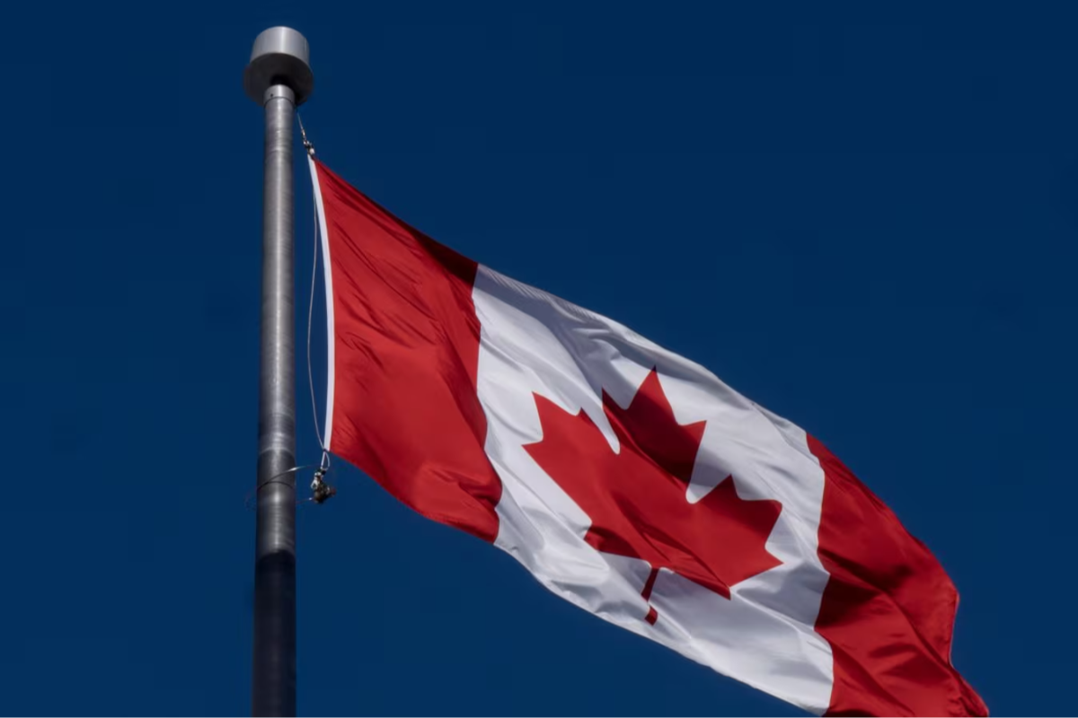 அமெரிக்க வரி விதிப்புக்கு கனடா பதிலடி! | Giant Canadian Flag To Fly Outside Ottawa City