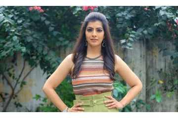 சின்னத்திரையில் களமிறங்கும் முன்னணி நடிகை வரலட்சுமி.. எந்த நிகழ்ச்சியில் பாருங்க