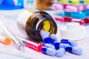 10 ஆயிரம் போதை மாத்திரைகளுடன் சிக்கிய மருந்தக பெண் உரிமையாளர்