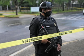 கார் ஒன்றிலிருந்து மீட்கப்பட்ட 10 பேரின் சடலங்கள்