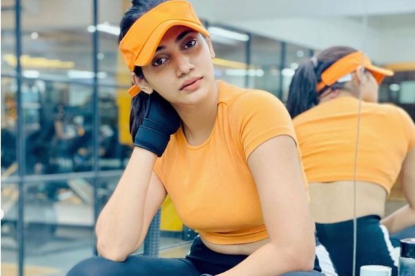 ஈழத்து நடிகை லாஸ்லியாவா இது..  இப்படியொரு ஆடையில் மோசமான போஸ்-ல் வெளியிட்ட புகைப்படங்கள்.. | Bigg Boss Losliya Latest Glamour Photos Viral