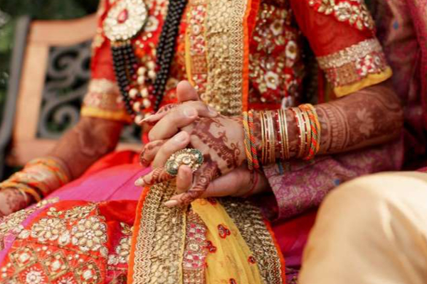 புது பட்டுப்புடவையிலேயே மண்டபத்தில் தூக்கில் தொங்கிய மணமகள் - நடந்தது என்ன! | Telangana Bride Suicide In Marriage Hall