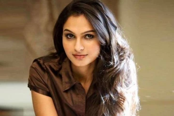 காதலர் தினத்தில் படு கிளாமராக போட்டோ வெளியிட்ட நடிகை ஆண்ட்ரியா- செம வைரல்