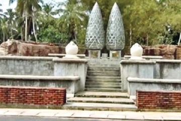 විරෝධතාකරුවන් මැදමුලන රාජපක්ෂ සොහොන් කොත් සමතලා කරයි..(VIDEO)