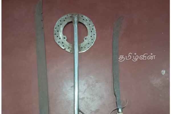 யாழ்.புங்குடுதீவில் வாள்களுடன் நடமாடிய இருவர் கைது! | 2 Arrested For Swords In Pungudutheevu