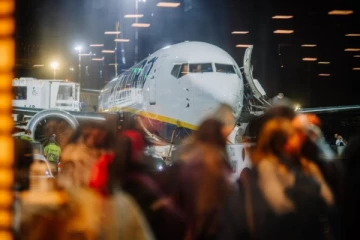 புறப்படத்த தயாராக இருந்த விமானத்தில் தீ ; பயணிகள் பலர் காயம்