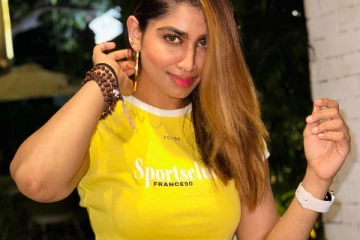 ஷிவானி நாராயணன் ஷார்ட் உடையில் கிளாமர் போட்டோஷூட்