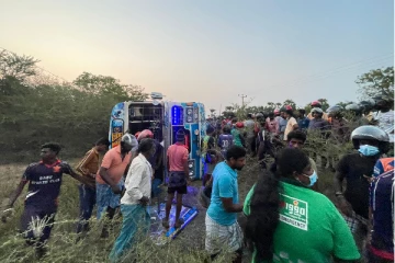 யாழிலிருந்து முல்லைத்தீவு நோக்கி பயணித்த பேருந்து விபத்து! 22 பேர் படுகாயம் (PHOTOS)