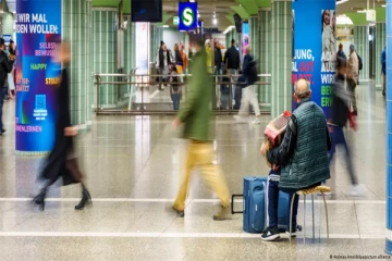 ஜேர்மன் ரயில் நிலையம் ஒன்றில் பரபரப்பை ஏற்படுத்திய குண்டு: கமெராவில் சிக்கியுள்ள காட்சி