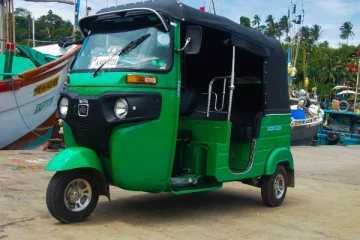 முச்சக்கர வண்டியில் பயணித்த நபர் மீது துப்பாக்கி சூடு