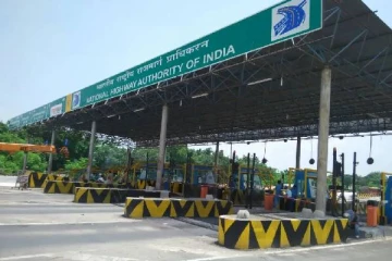 இந்தியாவில் மொத்தமுள்ள சுங்கச்சாவடிகள்... ஆண்டுக்கு எவ்வளவு வருவாய் ஈட்டுகிறார்கள்?