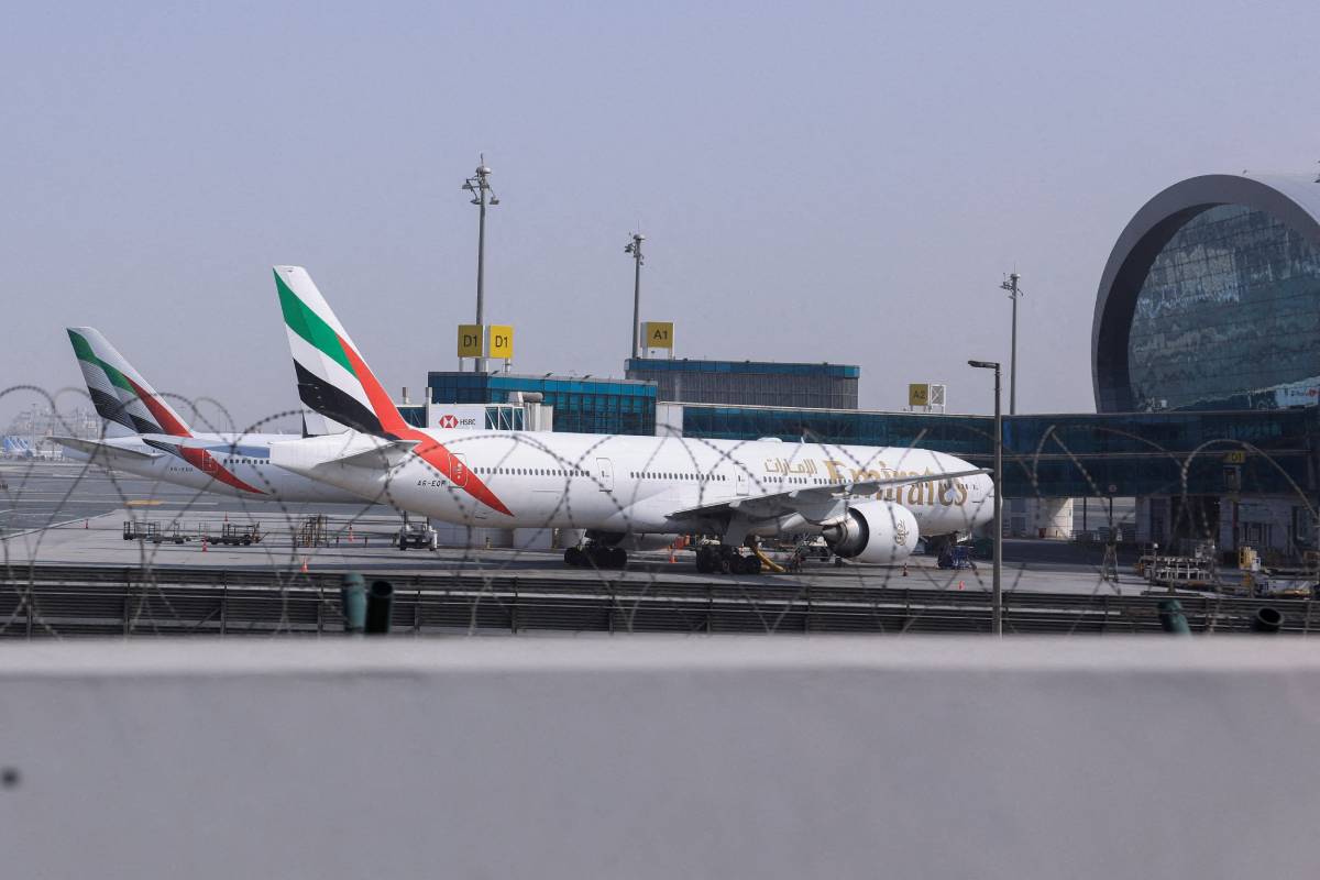 துபாய் விமான நிலையத்திற்கு அருகில் தாக்குதல்! அனைத்து விமானங்களும் இரத்து | Dubai International Airport After Drone Attack