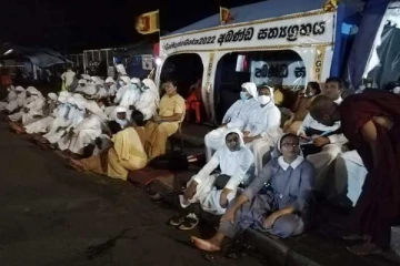 இலங்கையில் போராட்டகாரர்களை இரவு முழுக்க அரணாக காத்த கன்னியாஸ்திரிகள் - குவியும் பாராட்டு