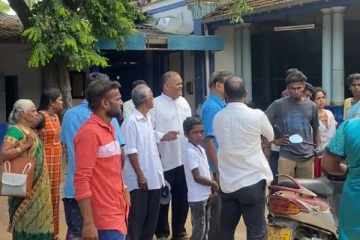 போதகர் தலைமையில் யாழ்.பத்திரிகை நிறுவனத்துக்குள் நடந்தது என்ன...! (Photos)