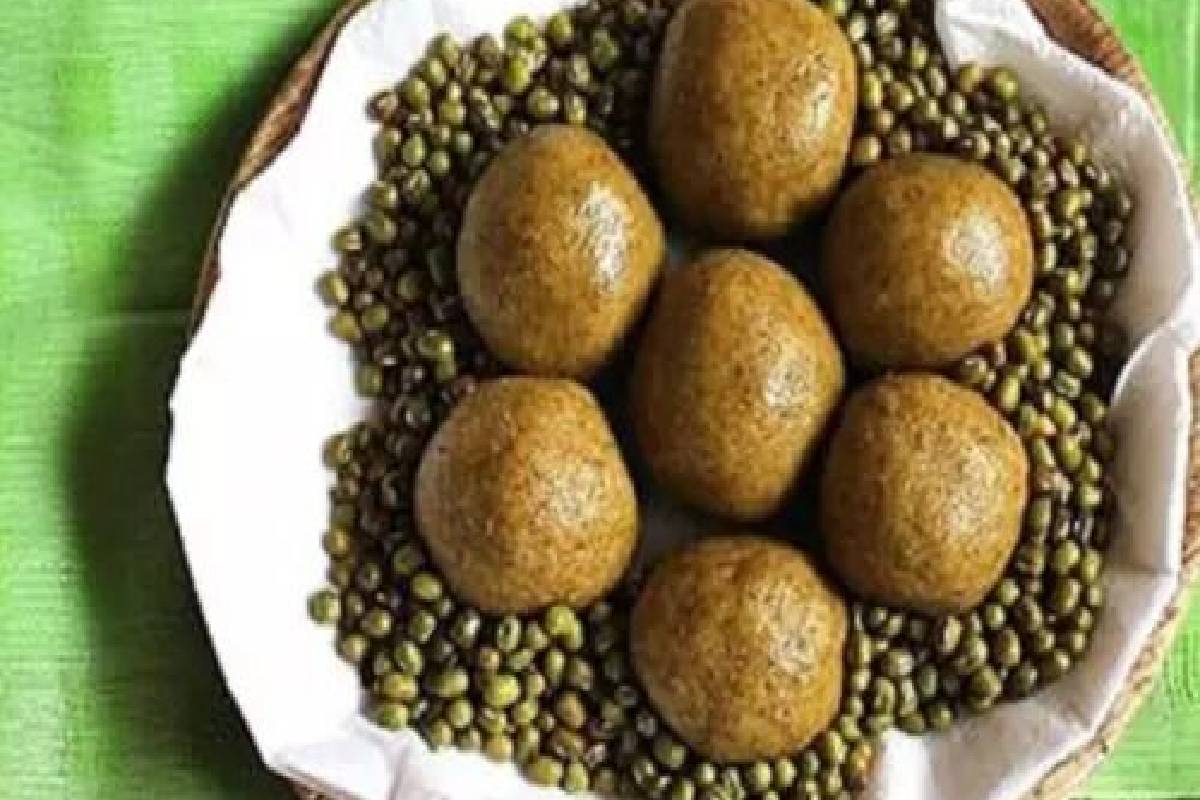 கோடையில் சோர்வை போக்கும் பாசிப்பயறு லட்டு -இதை சேர்த்து செய்து பாருங்க | How To Make Green Gram Laddu Summer Special