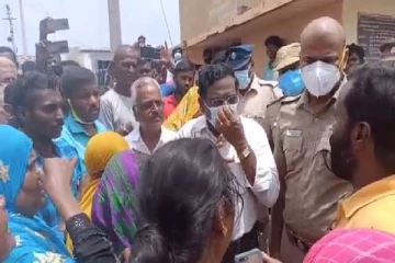மாணவிகளிடம் அத்துமீறிய ஆசிரியர்..பள்ளியை முற்றுகையிட்ட பெற்றோர்..!