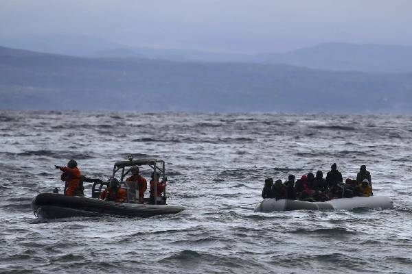 ஆபிரிக்க கடலில் அதிர்ச்சி ; புலம்பெயர்ந்தோருடன் பயணித்த படகு கவிழ்ந்து எழுவர் பலி | Boat Carrying Migrants Capsizes Killing Seven ஆபிரிக்க கடலில் அதிர்ச்சி ; புலம்பெயர்ந்தோருடன் பயணித்த படகு கவிழ்ந்து எழுவர் பலி | Boat Carrying Migrants Capsizes Killing Seven