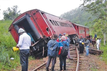 මෙරට දුම්රියක් පීලි පනී