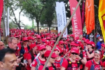 ප්‍රංශ යුවතියන් 300 දෙනෙක් දඹුල්ලේ දී කරපු අපූරු වැඩේ..