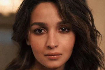 திருமணமாகி குழந்தை பெற்றபிறகு குறையாத கிளாமர்!! நடிகை ஆலியா பட்டின் போட்டோஷூட்