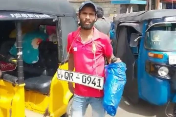 இலங்கையில் வித்தியாசமான முறையில் பெட்ரோல் பெற்றுக்கொண்ட நபர்