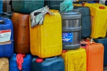 නීති විරෝධී ඉන්ධන ගබඩා කළ දෙදෙනෙකු අත්අඩංගුවට