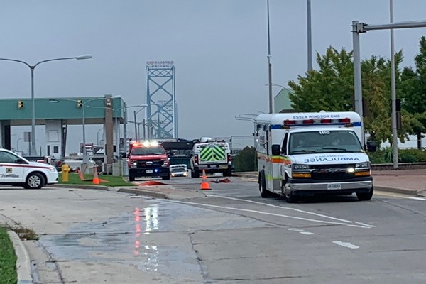கனடாவில் மர்ம பொருள் காரணமாக மூடப்பட்ட பாலம் மீள திறப்பு | Canadian Side Of Ambassador Bridge Reopens