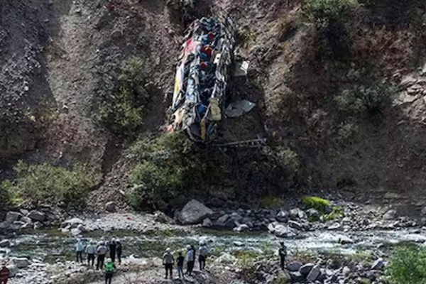 பள்ளத்தாக்கில் கவிழ்ந்த பேருந்து ; 37 பேர் பலி | Bus Overturns In Pallaththak 37 Dead