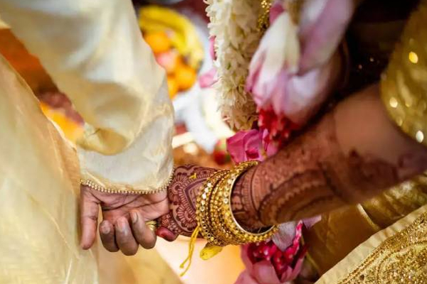 இலங்கையில் மணமகனின் காதை கடித்து துப்பிய மணமகள்! அதிர்ச்சி சம்பவம் | Bride Bit Her Husband Ear And Spit Out Sri Lanka