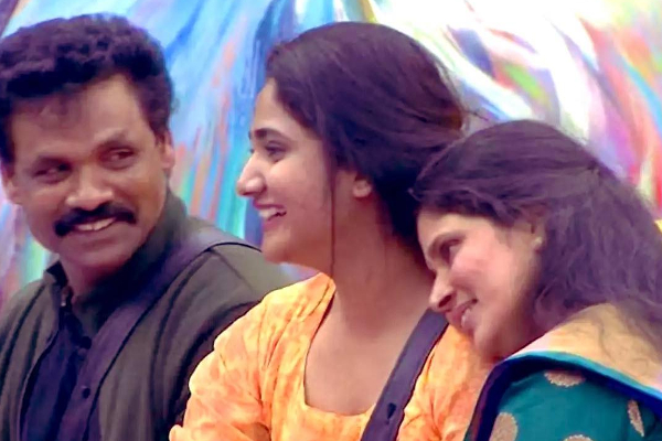 லாஸ்லியா வெளியிட்ட ஹாட் புகைப்படங்கள் ; கழுவி ஊற்றும் நெட்டிசன்கள்! | Hot Photos Posted By Laslia Active Netizens