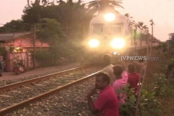 எங்கள் உயிரை காவு கொள்ளாதே! யாழ். இணுவில் விபத்து: போராட்டத்தில் ஈடுபட்ட மக்கள் | Jaffna Inuvil Accident People Protest Block Train