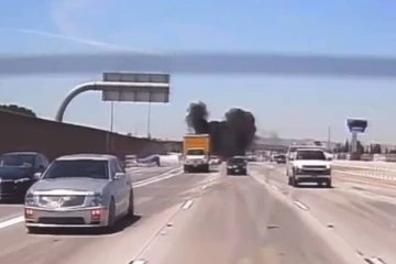 அமெரிக்காவில் அவசரமாக தரையிறங்கிய விமானம்... பயங்கர விபத்து சம்பவம்