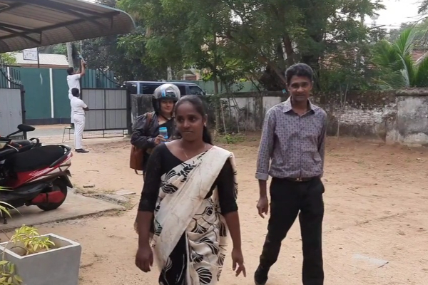 அரசாங்கத்திற்கு எதிர்ப்பு; கறுப்பு ஆடையுடன் பாடசாலைக்கு வருகை தந்த ஆசிரியர்கள்!(Photos) | Opposition To Government Teachers Black Clothes